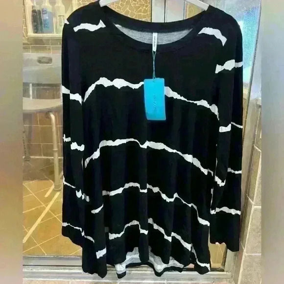 POPYOUNG NWT top to wear with jeans or leggings. Size Large. - Picture 3 of 3